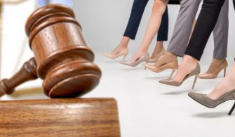Mesaide topuklu ayakkabı nedeniyle düşen bankacı kadının açtığı iş kazası davası emsal karar olacak