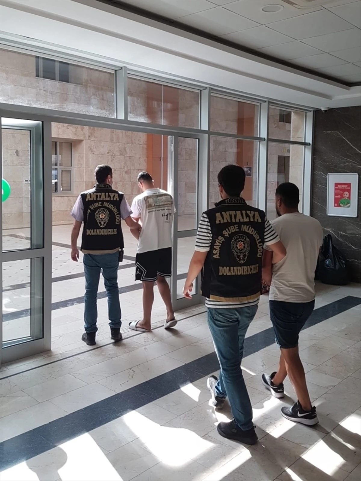 Bankacı rolüyle dolandırıcılık yapan iki şüpheli tutuklandı