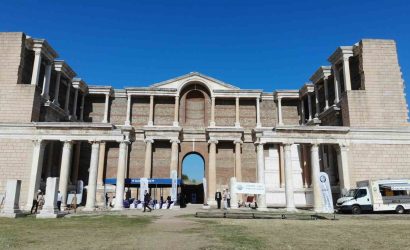 PARANIN İLK BASILDIĞI SART'TA PARA POLİTİKALARI KONUŞULDU MANİSA'DA BAŞLAYAN PARANIN SERÜVENİ YİNE MANİSA'DA MASAYA YATIRILDI MHP GRUP BAŞKANVEKİLİ VE MANİSA MİLLETVEKİLİ AKÇAY: "EKONOMİMİZİ DÖVİZE BAĞIMLILIKTAN KURTARMAK MECBURİYETİNDEYİZ" MHP GRUP BAŞKANVEKİLİ VE MANİSA MİLLETVEKİLİ ERKAN AKÇAY MHP GENEL BAŞKANI DEVLET BAHÇELİ İÇİN TARİHTE İLK PARA BASMA YÖNTEMİYLE HATIRA PARASI BASTI