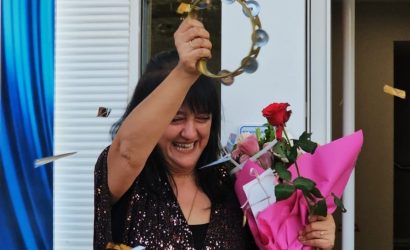 BANKA ÇALIŞANI DAVUL ZURNA EŞLİĞİNDE OYNAYARAK ATILAN KONFETİLER ARASINDA EMEKLİ OLDU