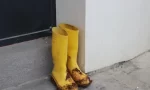 kiliste-belediye-iscisi-banka-subesine-camurlu-ayakkabisini-cikarip-girdi