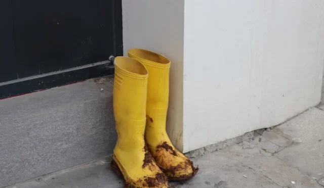 kiliste-belediye-iscisi-banka-subesine-camurlu-ayakkabisini-cikarip-girdi