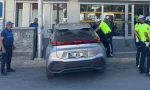 tuncelide-banka-subesi-onunde-oturan-guvenlik-gorevlisine-otomobil-carpti