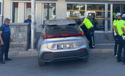 tuncelide-banka-subesi-onunde-oturan-guvenlik-gorevlisine-otomobil-carpti