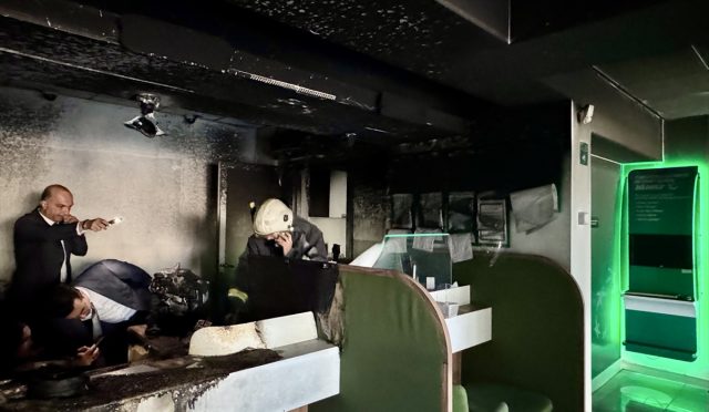 antalyada-banka-subesinde-cikan-yangin-sonduruldu_ad955dace436