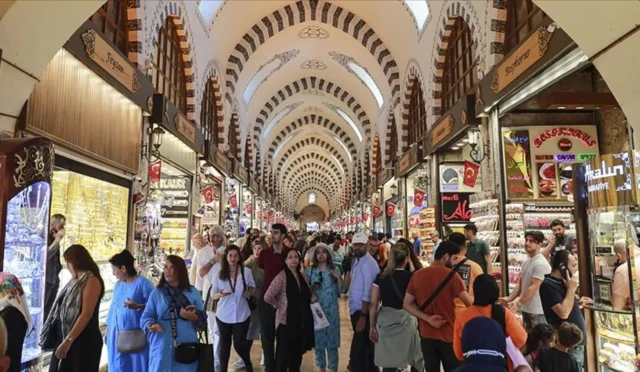 Kapalıçarşı’da film gibi soygun: Paraları alıp kasayı tencere ve tavayla doldurdu