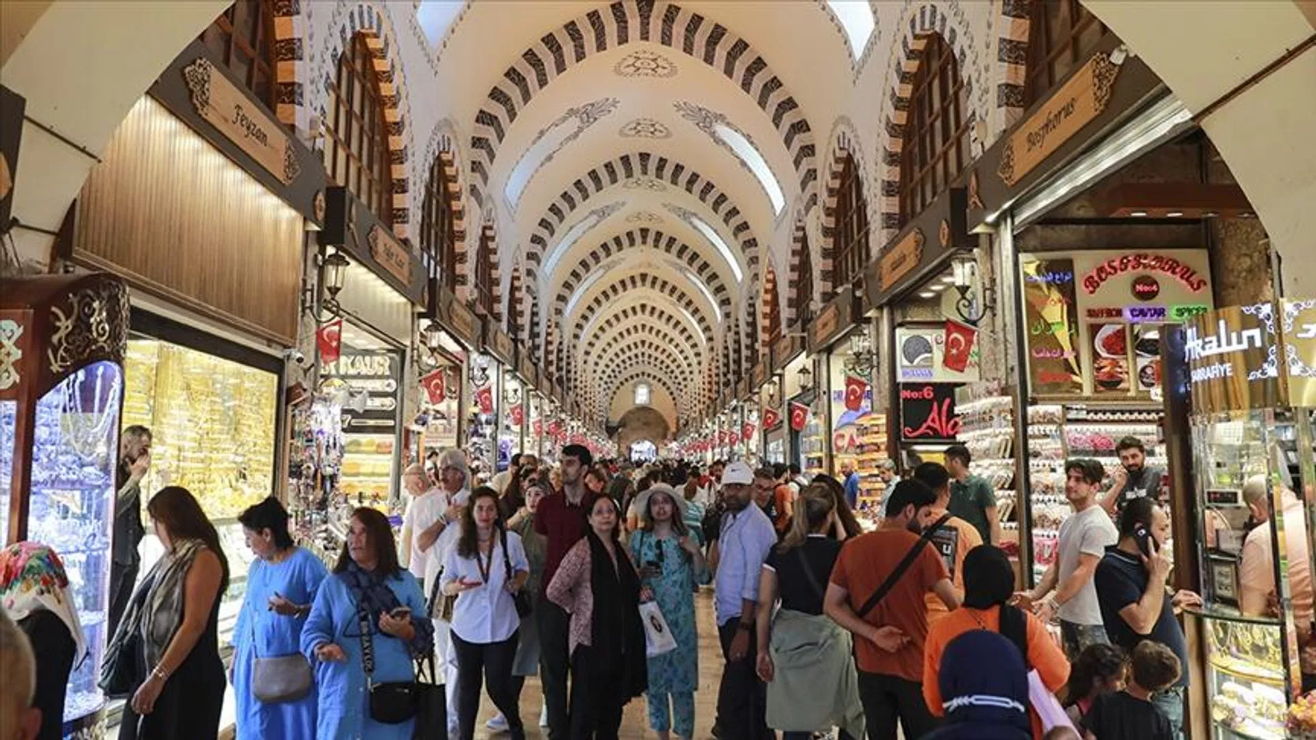 Kapalıçarşı’da film gibi soygun: Paraları alıp kasayı tencere ve tavayla doldurdu